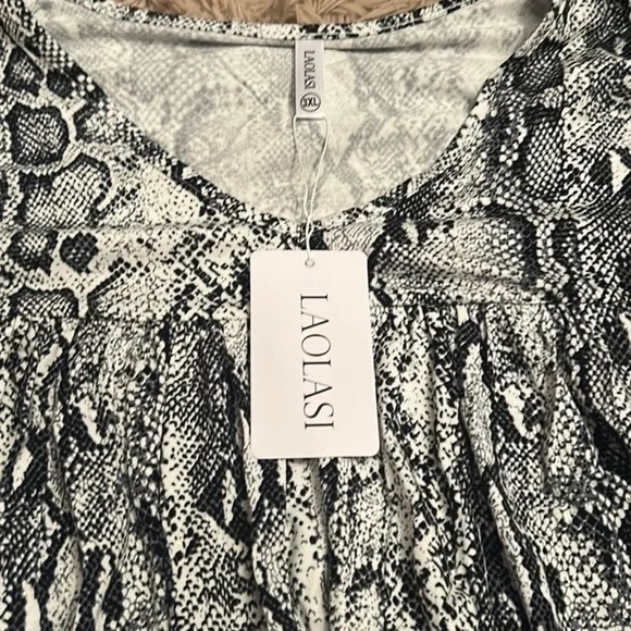 Snakeskin V-Neck Flowy Tunic Blouse - Picture 9 of 10